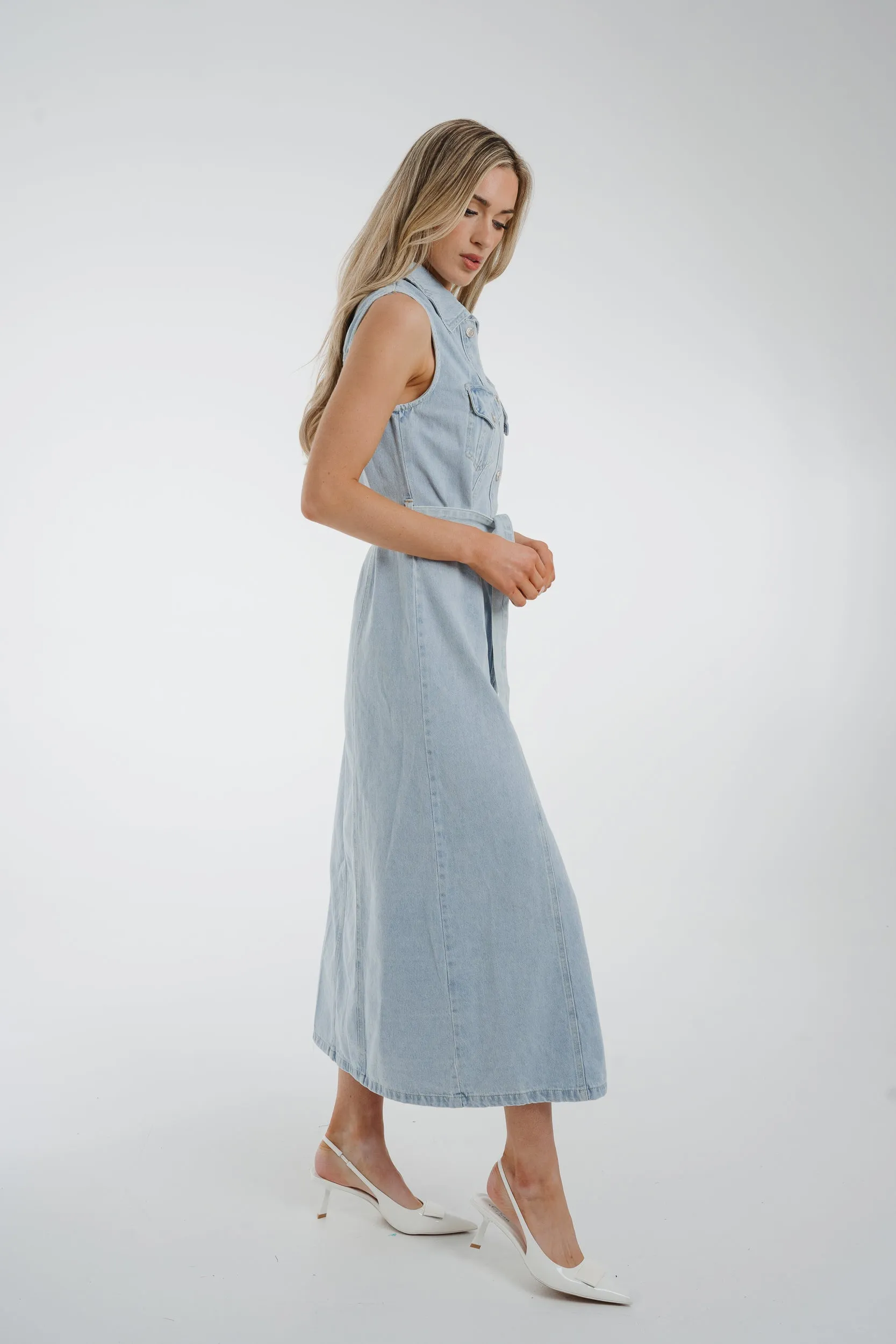 Cora Sleeveless Denim Dress In Light Wash