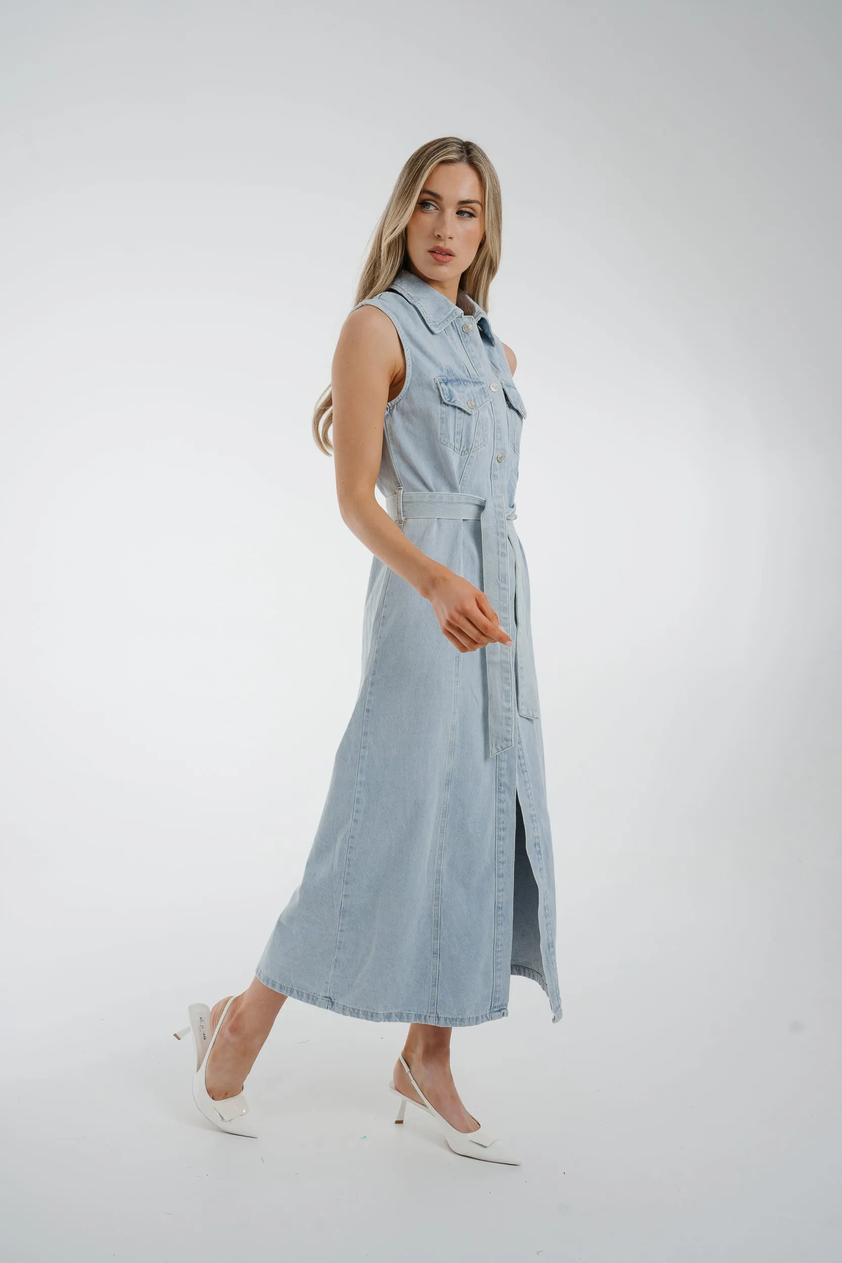 Cora Sleeveless Denim Dress In Light Wash