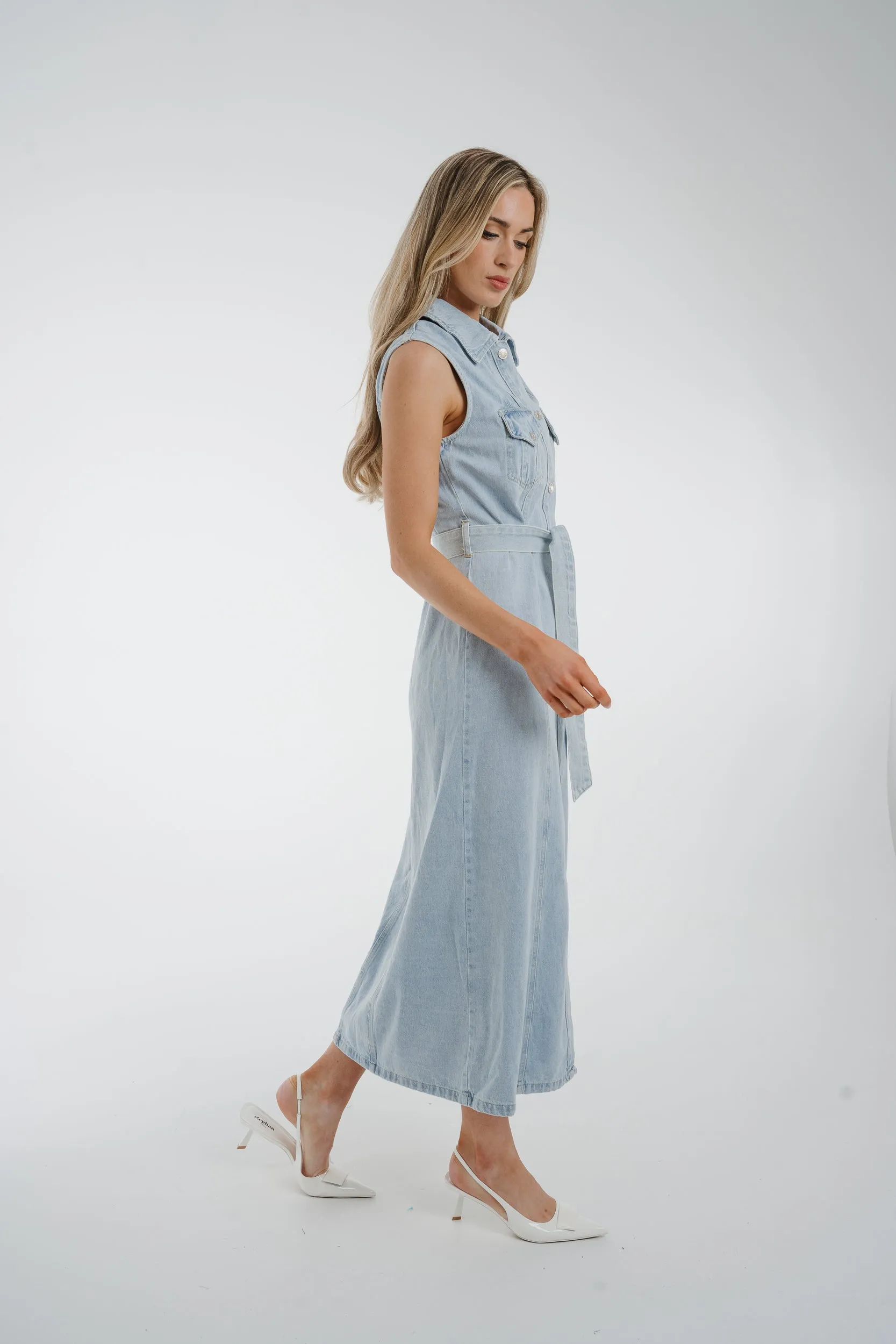 Cora Sleeveless Denim Dress In Light Wash